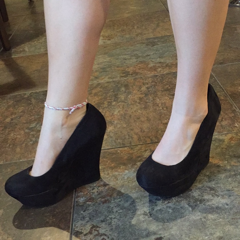 Black wedges
